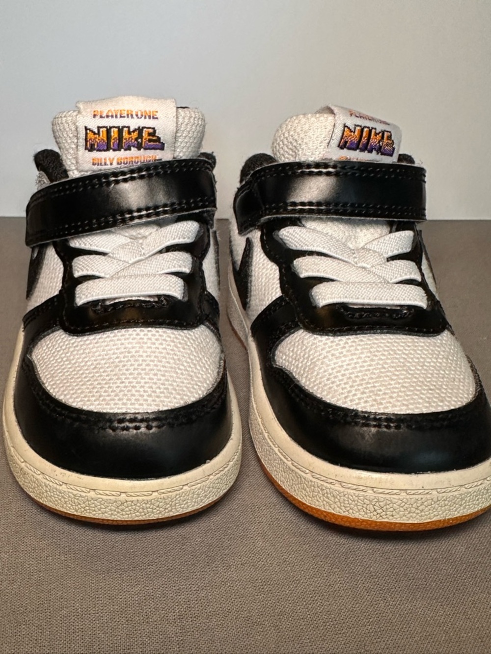 4.5c Nike Billy Borough Kids Black and White Low-Top Hook-and-Loop Sneakers - Picture 1 of 9